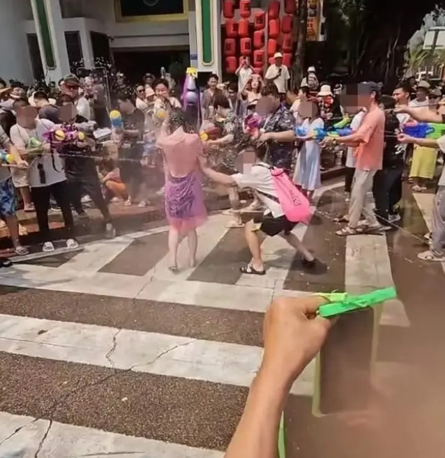 女游客在“泼水节”被男**撕雨衣,当事人:很崩溃,没有边界感!
